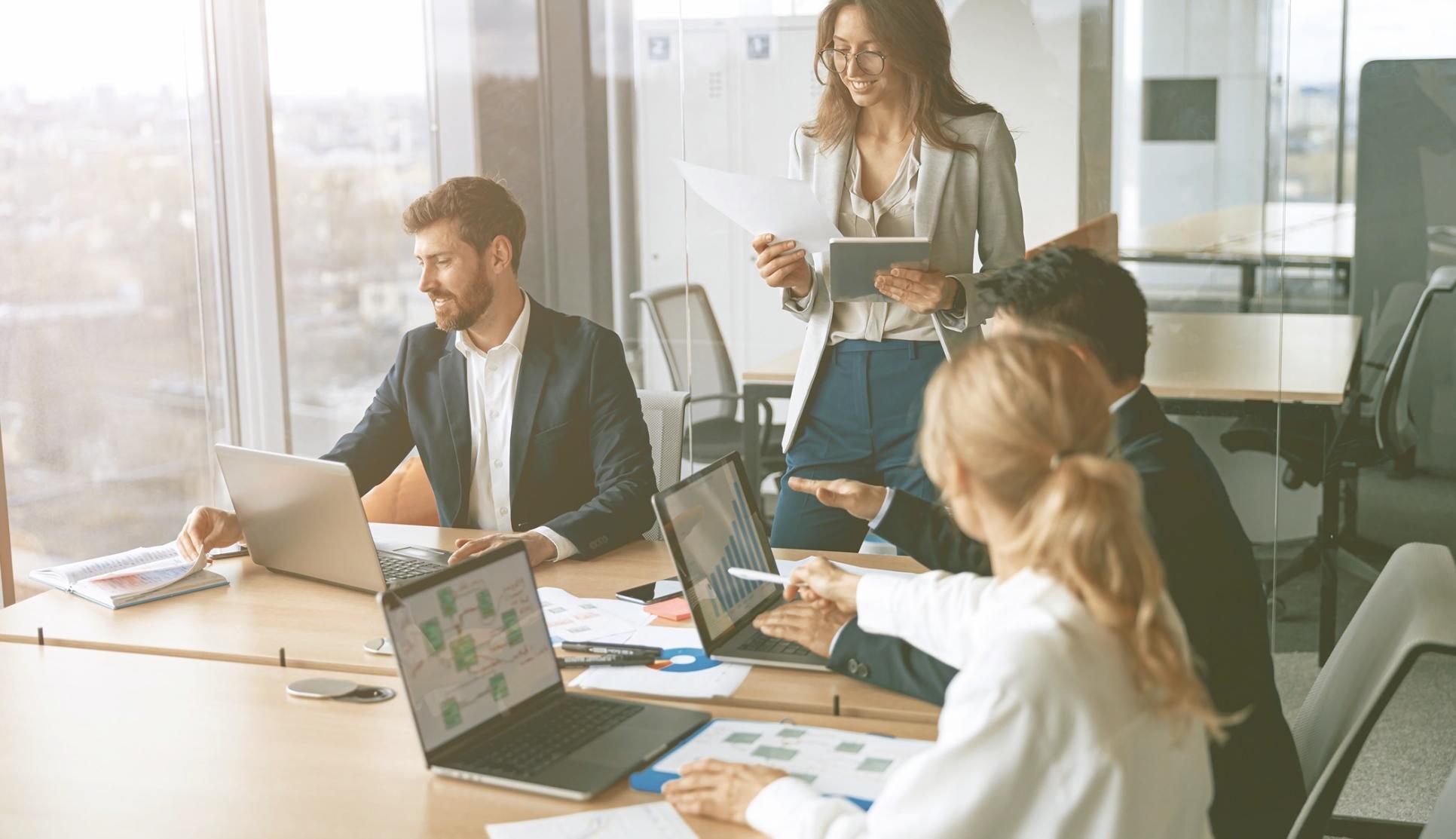 Profesionales trabajando en búsqueda de palabras clave y análisis de datos