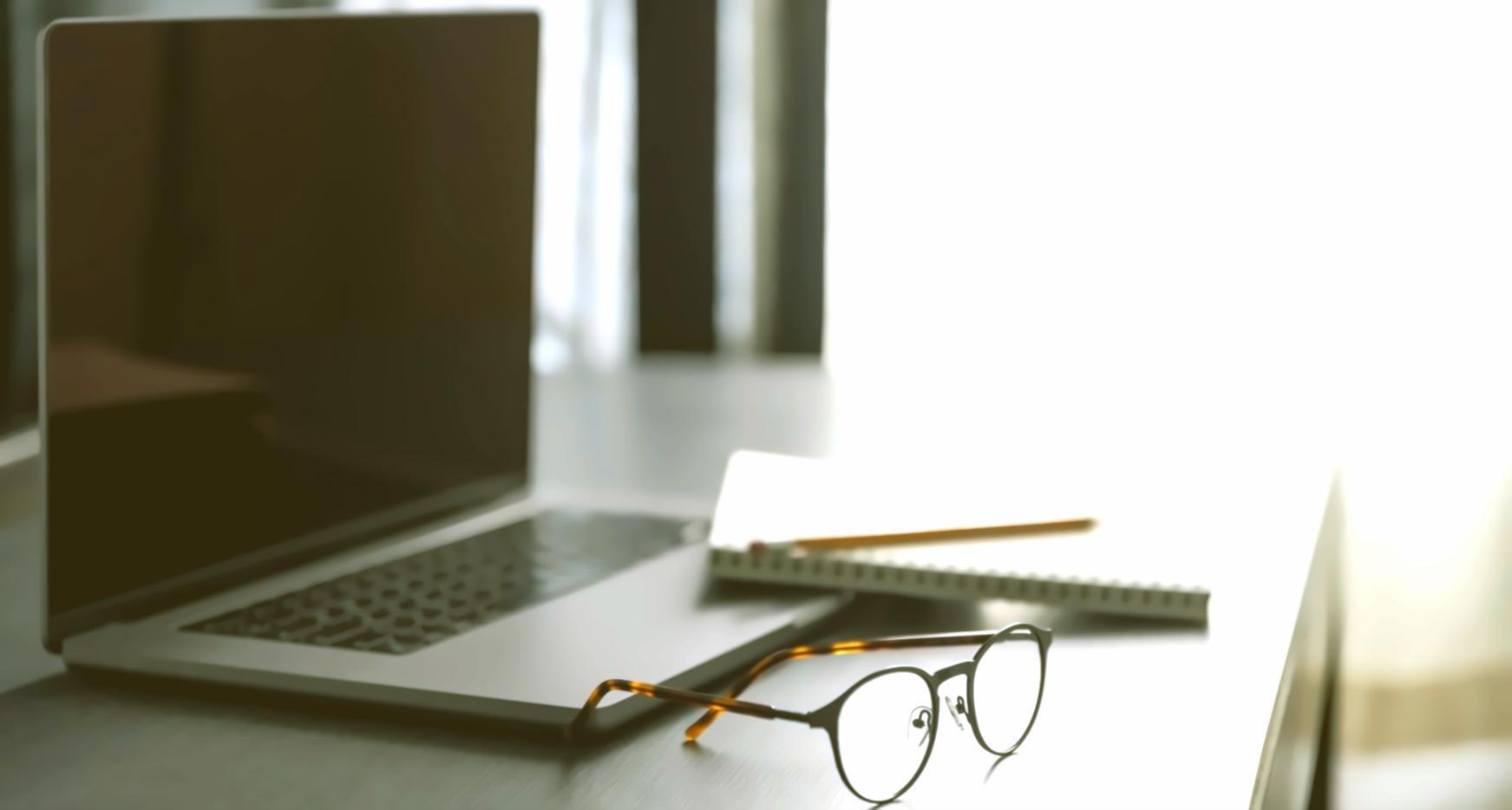 Profesionales trabajando en investigación de palabras clave y análisis SEO